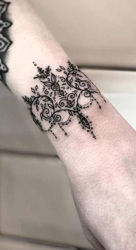 Tato Mandala, Ornamental Tattoos, Cuff Tattoo, Muster Tattoos, Lace Tattoo, Floral Tattoo Design, Wrist Tattoo, Feather Tattoos, White Tattoo