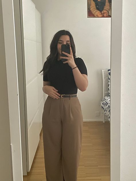 Khaki Trousers Outfit, Grad School Outfit, Aesthetic Teacher, Office Ootd, Cute Office Outfits, Teacher Fits, Throwing Fits, Trousers Outfit, Look Casual Chic