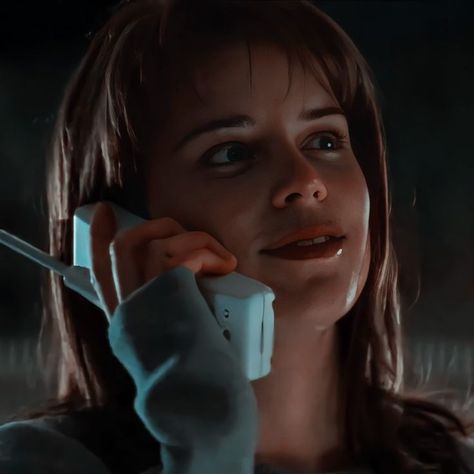 Sidney Prescott Scream 1996, Sidney Prescott Outfit, Neve Campbell Scream, 1996 Scream, Sidney Scream, Leighton Murray, Scream Icons, Sidney Prescott, Scream 1996