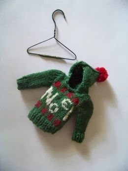 Miniature Knitting Patterns Free, Hoodie Knitting Pattern, Xmas Knitting, Knitted Ornaments, Mini Knitting, Christmas Knits, Sweater Ornaments, Miniature Knitting, Crocheting Patterns