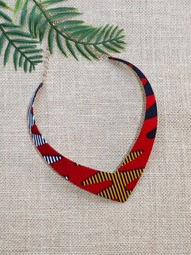 Collier Makeda / Wax batik multicolore / Collier africain / Tissu africain. Le collier Makeda est un collier ras du cou en wax ayant une pointe en V et une chaîne dorée.  Ce collier de fabrication artisanale est habillé d’un tissu wax aux motifs batiks rouge, jaune, bleu marine et gris.  FAIT MAIN Diy Hair Bow Holder, Irish Crochet Patterns, African Accessories, Knit Jewelry, Diy Yarn Crafts, Mixed Media Jewelry, African Earrings, African Necklace, Fabric Earrings