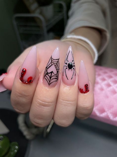 Spider Nails With Gems, Halloween Nails Gems, Spider Gem Nails, Spiderpunk Nails, Spider Punk Nails, Uñas Halloween Aesthetic, Fall Transition Nail Colors, Nail Art Spider, Spider Nail Art