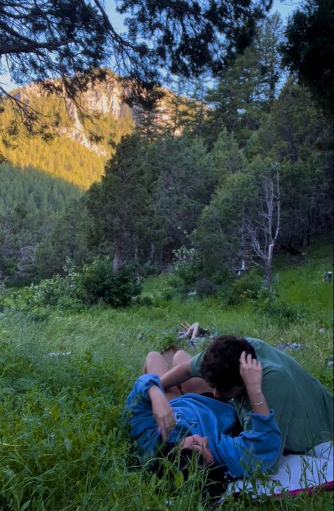 Lake Date Outfit, Cute Nature Couple Pictures, Green Aesthetic Relationship, Earthy Couple Aesthetic, Couples Summer Aesthetic, Outdoor Couple Aesthetic, Summer Aesthetic Boyfriend, Couples Camping Aesthetic, Safe Love Aesthetic