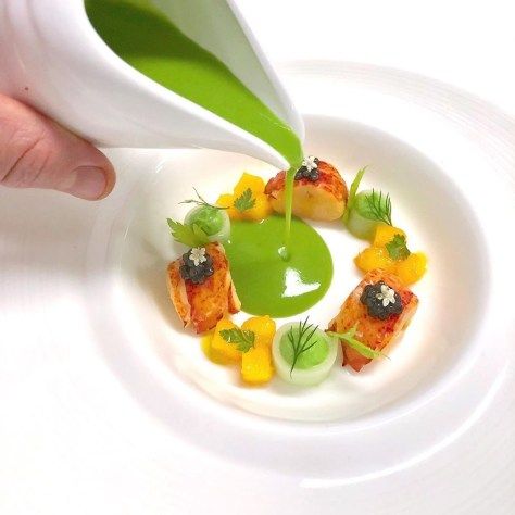 Gastronomic Food, Food Presentation Plates, Fancy Desserts Recipes, Food Plating Techniques, Gourmet Appetizers, Fine Dining Recipes, Star Food, Gazpacho, Food Presentation