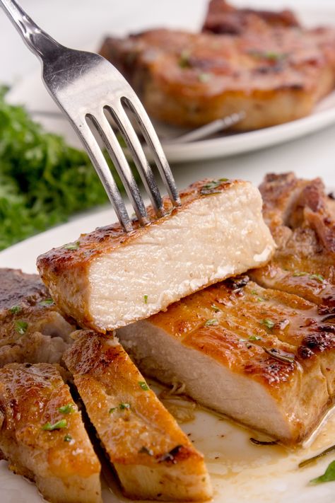 These super juicy and tender Reverse Sear Pork Chops are going to be your new favorite dinner item. The outside is perfectly golden brown while the middle is cooked to perfection! via @2kitchendivas Air Fryer Boneless Pork Chops, Sous Vide Pork Chops, Skillet Pork Chop Recipes, Peach Pork Chops, Boneless Pork Chop Recipes, Seared Pork Chops, Honey Barbecue, Easy Pork Chop Recipes, Pork Chop Dinner