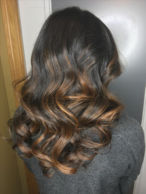 Dark brown caramel balayage @beautybyrachelware IG Brown Balayage Black Women, Caramel Balayage Black Women, Highlights On Dark Skin, Dark Brown Caramel Balayage, Honey Brown Highlights On Black Women, Brown Caramel Balayage, Honey Brown Hair, Hair Color Streaks, Caramel Balayage