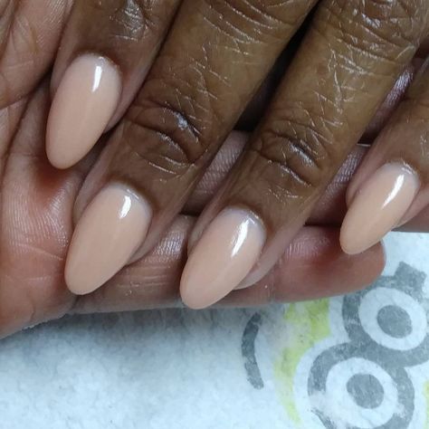 Almond Dip Powder Nails, Nude Nails Black Women, Short Rounded Acrylic Nails, Natural Almond Nails, Nail Dipping Powder Colors, Rounded Acrylic Nails, Oval Acrylic Nails, Tan Nails, Neutral Nail