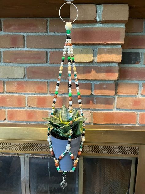 Beaded Plant Hanger, Macrame Plant Holders, Macrame Gifts, Diy Art Decor, Plants Aquarium, Window Hanger, Beaded Macrame, Bead Decor, Plant Pot Diy