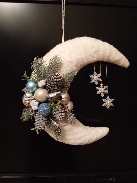 Moon Wreaths, Holiday Deco, Winter Magic, Holiday Crafts Christmas, Christmas Villages, Moon Shapes, Holiday Crafts, Crescent, Ramadan