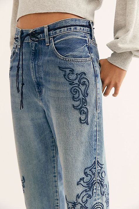 Custom Jeans Diy, Jeans Design, Custom Jeans, Jean Vintage, Painted Jeans, Denim Diy, Painted Clothes, Jeans Mom, Jeans Diy