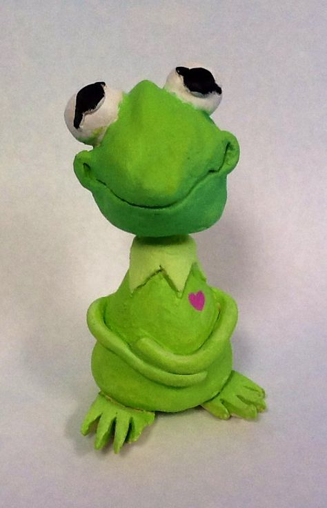 Frog Pinch Pot Ideas, Clay Bobble Heads Pinch Pots, Pinch Pot Art Lessons, Animal Pinch Pots, Pinch Pot Animals, Bobble Head Clay Project, Ceramic Bobble Heads Clay, Frog Pinch Pot, Clay Bobble Heads