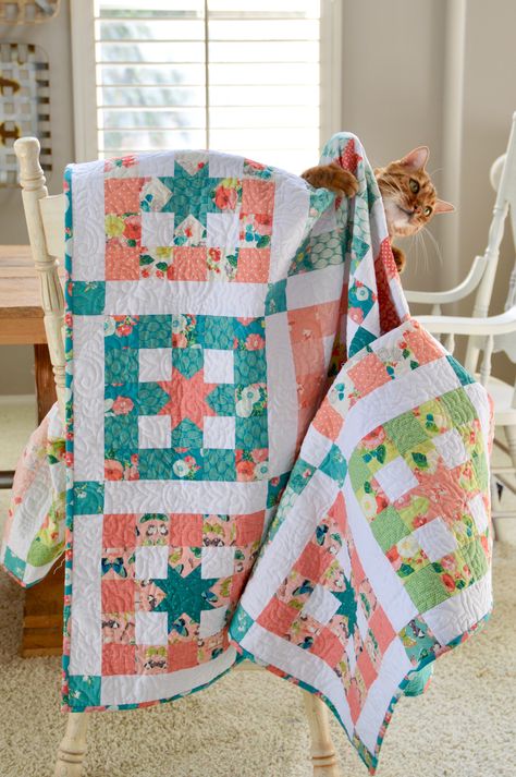 This super fun quilt can be used with your favorite colors in 2 shades to give the bocks a "gingham" effect. Fabrics are by Riley Blake Designs. Quilts 2023, Quilt Layouts, Quilt Stars, Gingham Picnic, Gingham Quilt, Patchwork Ideas, Picnic Quilt, Paper Quilt, Spring Quilts