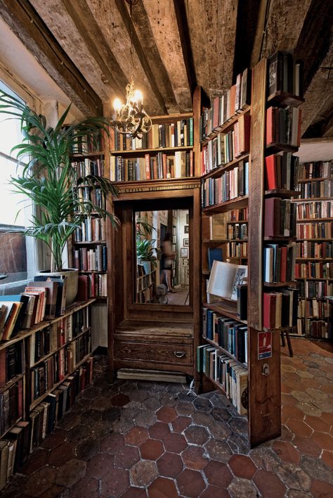 Book Shops, Bookstore Cafe, Shakespeare And Company, Dream Library, Beautiful Library, Library Aesthetic, Library Room, Home Library Design, Book Cafe