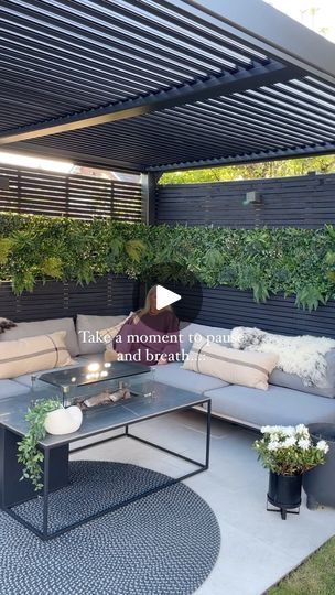 Backyard Lounge Ideas, Corner Backyard Ideas, Outdoor Lounge Area Ideas, Pergola Furniture Ideas, Faux Garden Wall, Garden Sitting Area Ideas, Outdoor Entertainment Area Ideas, Outdoor Relaxing Area, Temporary Patio