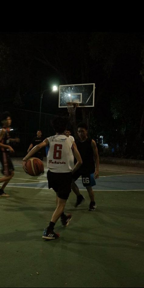 Street Basketball, Ball Aesthetic, Bola Basket, Cool Boy Image, Basketball Is Life, Basketball Photography, Basketball Ball, Boys Basketball, Playing Basketball