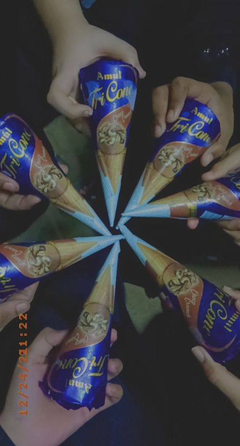 🥰Eating with tuition friends 🥰 Birthday Pics With Friends, Best Friend Snap, Friends Fake Snap, With Friends Snap, Ice Cream With Friends, Amul Ice Cream, Friend Snap, Nimra Khan, Friends Snap