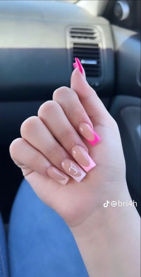 Name Initial Nails, Acrylic Nails With Boyfriends Name, Nails With Initials, Nails Pink Acrylic, Acrylic Nails Pink, Nails Girly, Short Nail Ideas, Short Pink Nails, Gambling Art