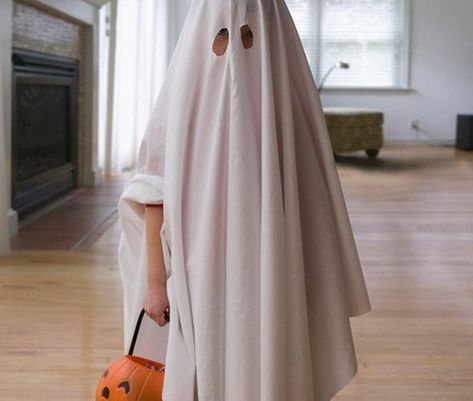 25 Effortlessly Frugal Last Minute Halloween Costumes | Young Finances Diy Ghost Costume, Toddler Ghost Costume, Ghost Costume Kids, Costumes Faciles, Meme Costume, Diy Ghost, Ghost Halloween Costume, Hallowen Ideas, Ghost Diy