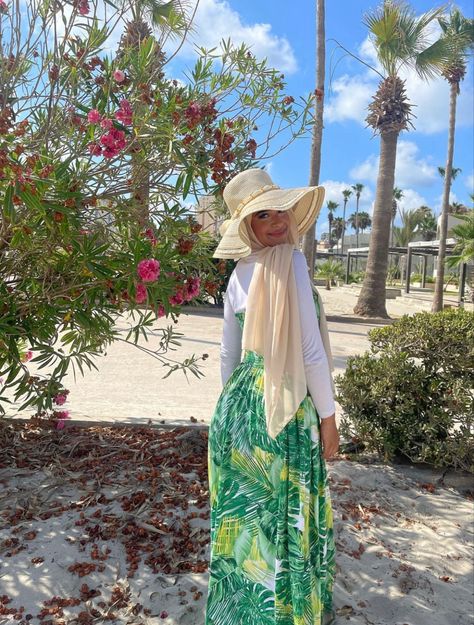 Sun Hat Outfit Summer, Hijabi Beach Outfit Summer Dresses, Hijab Vacation Outfits, Hijabi Picnic Outfit, Hijabi Beach Outfit, Picnic Photos, Hat Outfit Summer, Hijab Beach, Modest Hijab