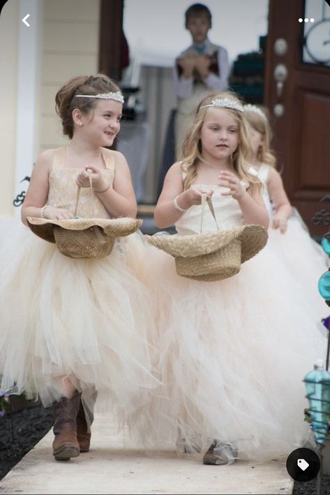 Unique Flower Girl Baskets, Unique Flower Girl Basket Ideas, Western Flower Girl, 3 Flower Girls, Flower Girl Basket Ideas, Country Wedding Flower Girl, Country Flower Girl, Country Flower Girls, Country Wedding Pictures