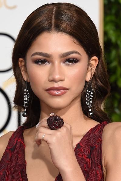 Maroon Dress Makeup, Makeup For Burgundy Dress, Estilo Zendaya, Oval Makeup Brush, Makeup Looks For Blue Eyes, Wine Colored Dresses, Zendaya Maree Stoermer Coleman, Garnet And Diamond Ring, Zendaya Style