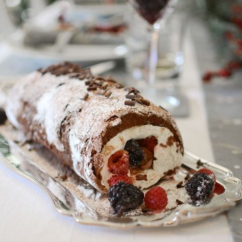 Simple Chocolate Roulade With Berries – Sophie Allport Chocolate Roulade Recipe, Raspberry Roulade, Roulade Cake, Amazing Christmas Desserts, Meringue Roulade, Chocolate Roulade, Roulade Recipe, Christmas Dessert Table, British Recipes