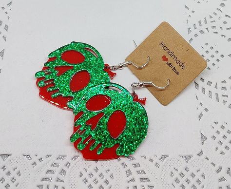 Poison Apple glitter earrings inspired by Snow White Evil Queen Snow White Witch, Snow White Poison Apple, Apple Earrings, Poison Apple, Witch Earrings, Adornos Halloween, Poison Apples, Pumpkin Earrings, Fantasias Halloween