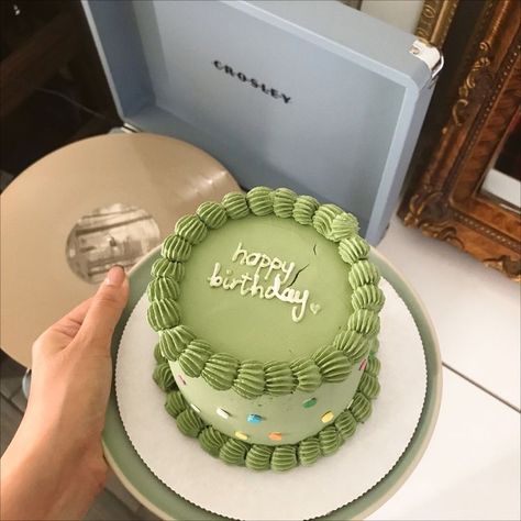 13 Yo Birthday Cake, Sage Green Birthday Cake Aesthetic, Green Cake Designs Birthday, Boy Birthday Cake Simple, Birthday Cake 16 Boy, Birthday Cake Sage Green, Pastel Green Cake Simple, 19th Birthday Cake Aesthetic, 19th Birthday Cake For Boys