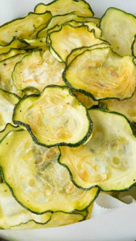 Salt and Vinegar Zucchini Chips ~ only 40 calories per serving and low carb too! Salt And Vinegar Zucchini Chips, Dehydrated Zucchini, Salt And Vinegar, Zucchini Chips, Carb Free, Chips Recipe, Dehydrated Food, God Mat, Dehydrator Recipes