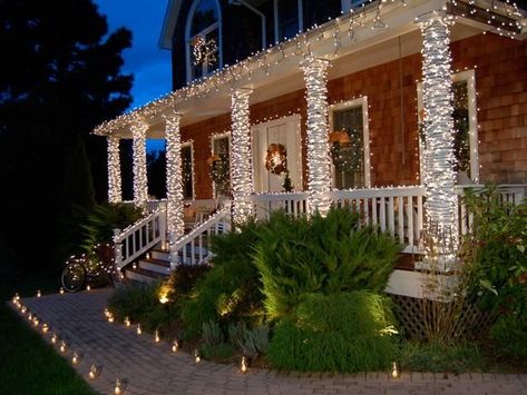 8 Super Festive Ways to Bring Holiday Cheer to Your Front Porch Décor | Homes.com Gingerbread Inspiration, Christmas Outdoors, House Lights, Christmas Light Installation, Christmas House Lights, Christmas Festivities, Outdoor Deco, Country Porch, Christmas Lighting