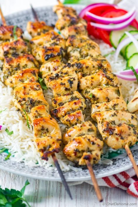 Chicken Souvlaki Recipe | ChefDeHome.com Kabobs Chicken, Greek Recipes Easy, Greek Chicken Kabobs, Souvlaki Recipe, Chicken Souvlaki, Kabob Recipes, Lemon Olive Oil, Chicken Kabobs, Mediterranean Food