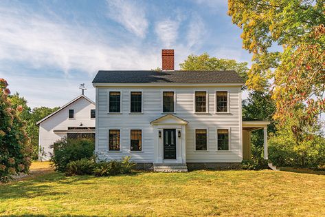 18th-Century Newburyport Farmhouse Gets 20th-Century Update - Northshore Magazine Colonial Farmhouse Interior Design, Colonial Entryway, Federal Farmhouse, Old English House, 18th Century Farmhouse, Old Colonial Homes, Colonial House Interior, Farmhouse Colonial, England Farmhouse