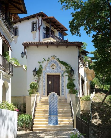 Christie’s Int'l Real Estate on Instagram: ""Unique Beachfront Villa in Las Catalinas"⁠ Las Catalinas, a paradisal beach town on Costa Rica’s Guanacaste coast, is the setting for this Spanish Colonial-style beachfront villa designed by Jorge Letelier of Manhattan-based Letelier & Rock Design. The turnkey property is perched on a slightly elevated site, affording direct access to the white sands of Playa Danta, with views of the Pitaya Islands and the Pacific Ocean beyond. The gardens are burstin Costa Rica Resorts, Ocean View Balcony, Beachfront Villa, Island House, Costa Rica Travel, The Pacific Ocean, Saltwater Pool, Spanish Colonial, Dream House Interior