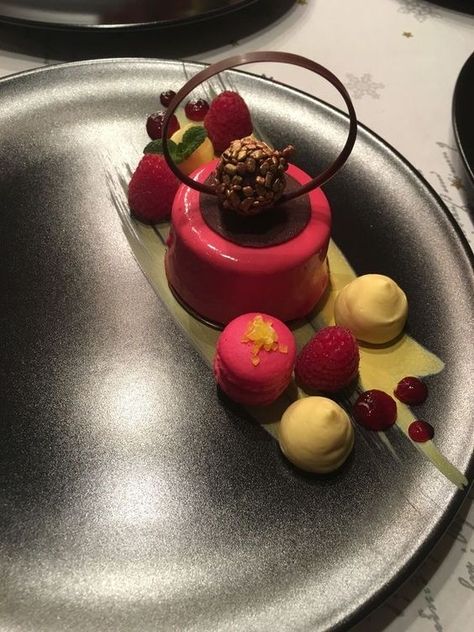 Fancy Desserts Presentation, Michelin Food, Food Aesthetics, Luxury Food, Fancy Desserts, Fancy Dinner, Food Snapchat, Food Presentation, Food Plating