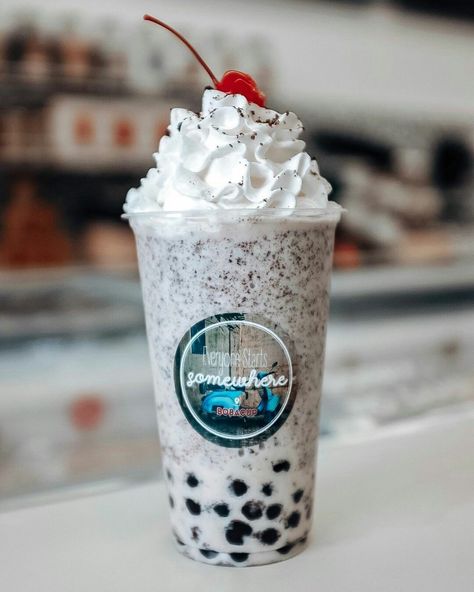 Boba Oreo cookies and cream Milk Tea Cookies, Boba Smoothie, Milk Tea Recipes, Tea Ingredients, Recipe Cookies, Boba Pearls, Bubble Tea Shop, Cookies Cream, Bubble Milk Tea