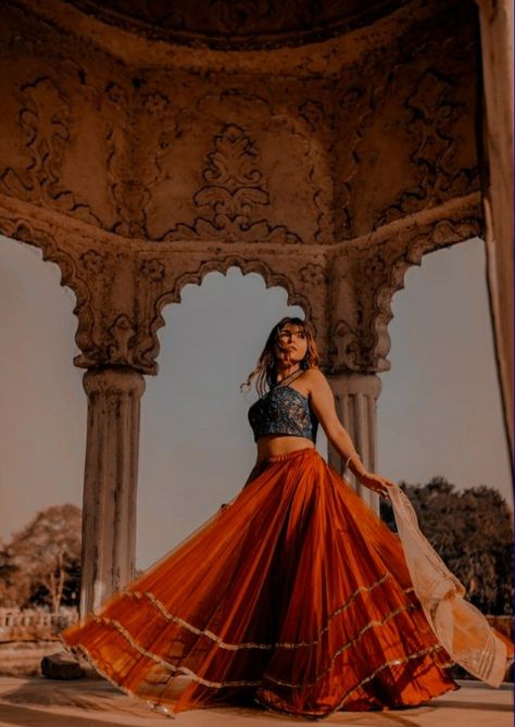 Indian Dress Photoshoot, Lehenga Photoshoot Poses Outdoor, Photo Poses In Lehenga, Lehenga Photoshoot Poses, Indian Modeling Photoshoot, Lehenga Stills, Rajasthan Photoshoot, Photoshoot Lehenga, Md Poses