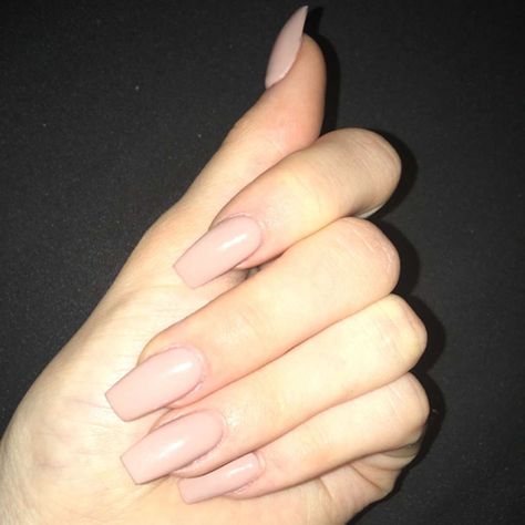 Kylie Jenner’s nude manicure match perfectly her skin tone. Maquillage Kylie Jenner, Kylie Nails, Kylie Jenner Nails, American Nails, Her Nails, King Kylie, Halloween Nail Art, Luxury Nails, Manicure Y Pedicure