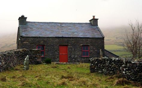 Old Irish cottage...I want to live here. <3 Reminds me of "The Quiet Man" with John Wayne & Maureen O'Hara. Ireland Aesthetic Irish Cottage, Old Irish Cottage, Ireland Aesthetic, Ireland Cottage, Stone Cottages, Irish Cottage, Ireland Homes, Old Irish, Cottage Cabin