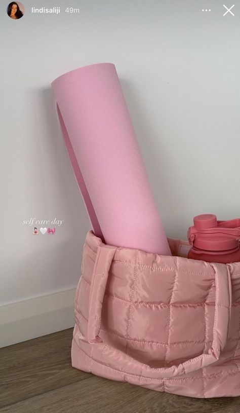 Pink Yoga Mat Aesthetic, Green Pilates Princess, Pink Pilaties Princess, Pilates Mat Aesthetic, Pink Yoga Aesthetic, Pink Gym Aesthetic, Yoga Mat Aesthetic, Cute Yoga Mat, Pink Pilates Princess Outfits