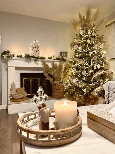 Ideas Navidad, Christmas Decorations Bedroom, Christmas Bedroom, Pampas Grass, Wood Beads, Christmas Ideas, Christmas Decor, Bedroom Decor, Christmas Decorations