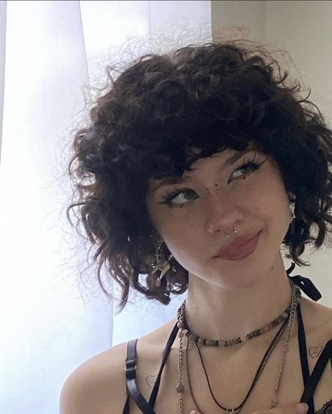 Curly Short Hair Hairstyles, Makeup Ideas Alt, Grunge Hairstyles Short, Mirror Selfie Black, Androgynous Hair, Cute Haircuts, Short Curly Haircuts, Beautiful Curly Hair, Black Curly Hair