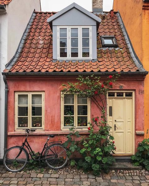 Personal Aesthetic, Cute House, Cozy Vibes, Urban Sketching, Pretty House, Beautiful Buildings, Little Houses, Design Case, House Inspo