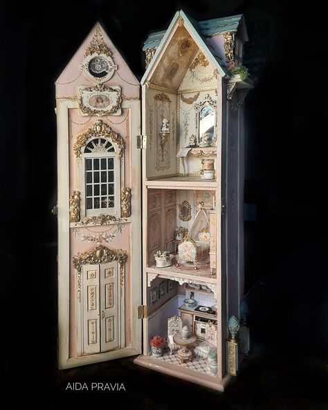 French Doll House, Dollhouse Doll Clothes, Room Box Miniatures, Doll House Crafts, Book Sculpture, Dolls House Interiors, Victorian Dolls, Miniature Rooms, French Dolls