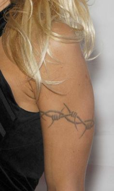 Pamela Anderson Tattoo, Debbie Core, Stomach Tattoos Women Words, Mini Tattoos Finger, Small Earthy Tattoos, Tattoos Stomach, History Of Tattoos, Barbed Wire Tattoo, Wire Tattoo