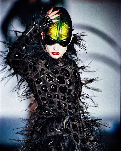 ✨🐜��✨ #Muglerized & Wild-#Insects collection 1997 - @manfredthierrymugler #manfredthierrymugler  #mugler #thierrymugler  #MuglerAuthentic… Thierry Mugler Haute Couture, Extreme Fashion, Wearing A Mask, Futuristic Fashion, Thierry Mugler, Avant Garde Fashion, Cat Walk, Arte Fantasy, Future Fashion