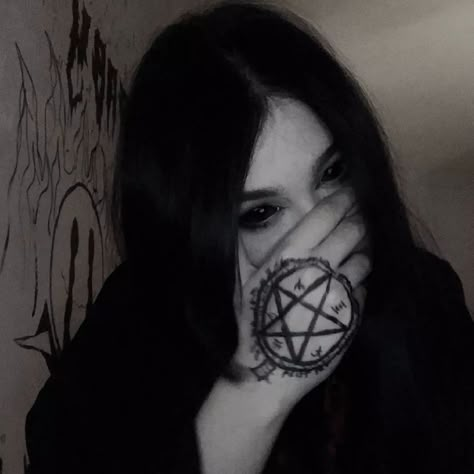 Goth Aesthetic Pfp, Satanism Aesthetic, Satanic Pfp, 666 Aesthetic, Satanic Girl, Edgy Pfps, Icons Goth, Emo Aesthetic Wallpaper, Irl Pfps