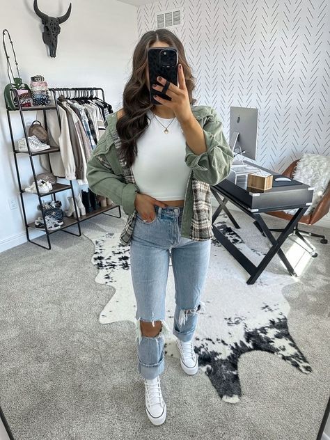 2023 Converse Outfit, Outfits White High Top Converse, High Top Converse Jeans Outfit, Jeans High Top Converse Outfit, Casual Jeans Outfit With Sneakers, Cropped Ripped Jeans Outfit, Comfy Spring Outfits 2023, Cute Casual Bar Outfits, Straight Ripped Jeans Outfit