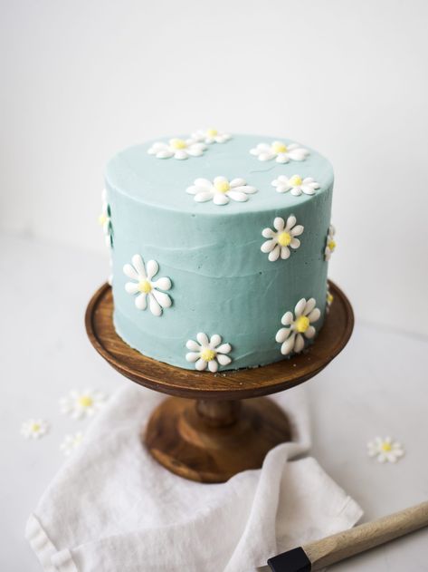 Cute B Day Cakes, Spring Cake Ideas Easy, Cake Designs Blue And White, Daisy Birthday Cake Ideas, Simple Girl Birthday Cakes, Diy Daisy Cake, Daisy Cakes Ideas, Simple Cake Ideas Birthday, Royal Icing Cakes Designs