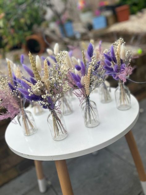 Lilac Centerpieces Diy, Black Tablecloth Wedding Rustic, Lavender Flower Table Decor, Purple Wedding Table Decorations, Easy Cheap Table Decorations, Fall Purple Flowers, Lavender Floral Centerpieces, Diy Flower Table Centerpieces, May Wedding Decorations