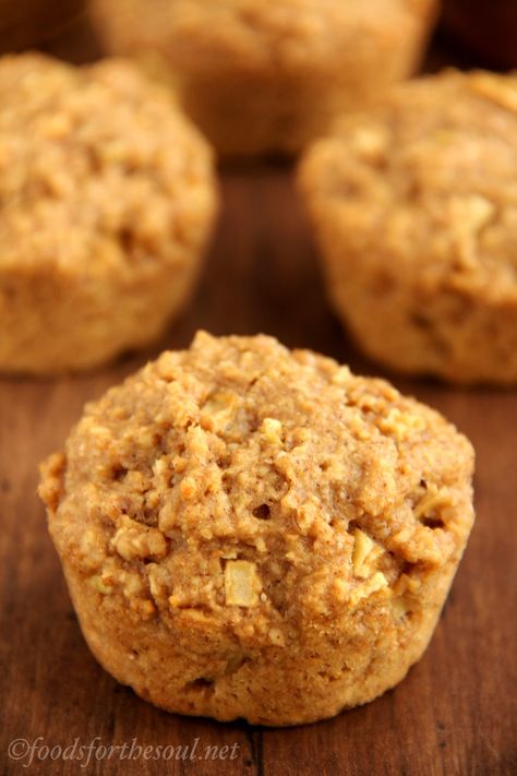 Apple Bran Muffins -- an easy recipe for a skinny, clean-eating breakfast! Whole30 Dessert, Apple Bran Muffins, Clean Eating Muffins, Bran Muffin Recipe, Bran Muffin, Bran Muffin Recipes, Wheat Bran, Clean Breakfast, Oat Bran